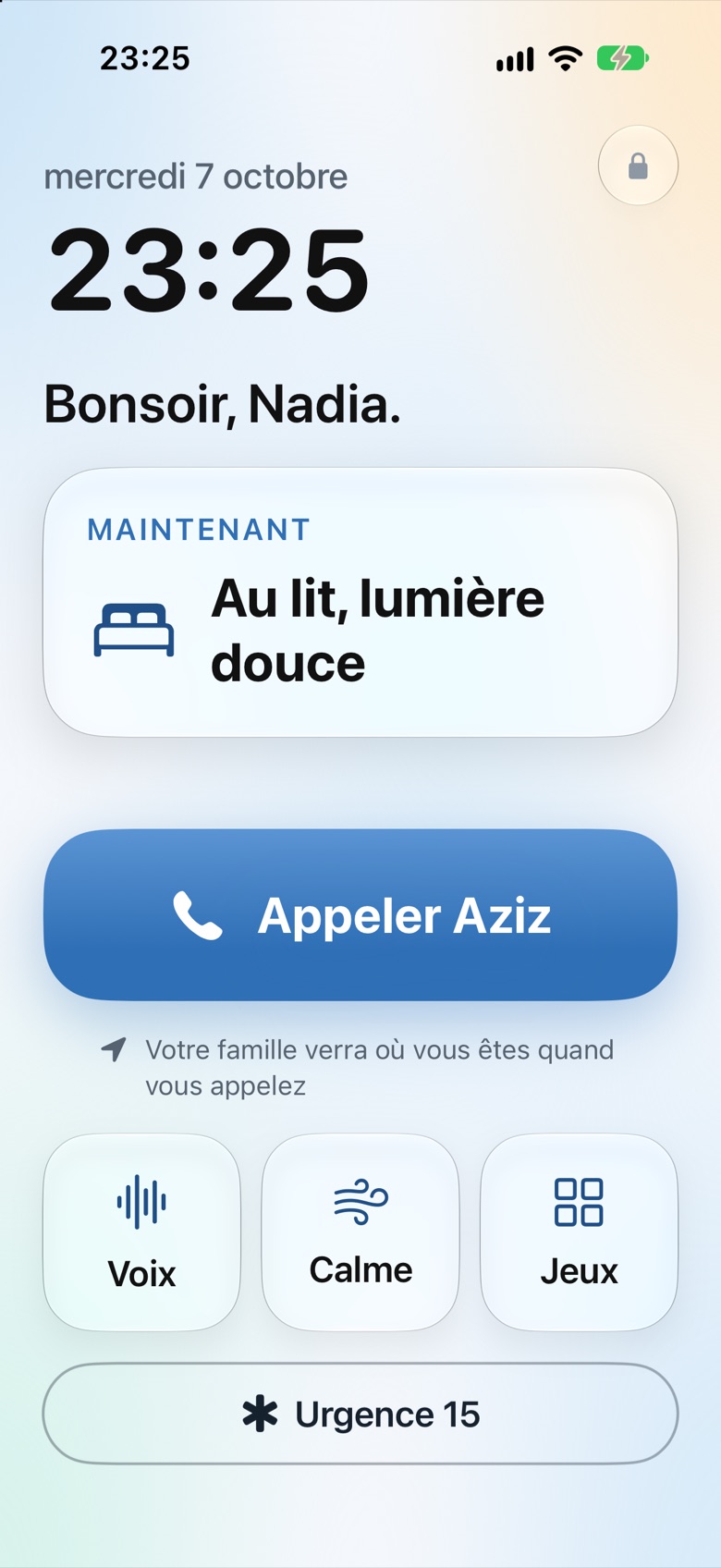 L'écran du téléphone de Nadia : l'heure, ce qui se passe maintenant, un grand bouton pour appeler Aziz, des voix, le calme et des jeux